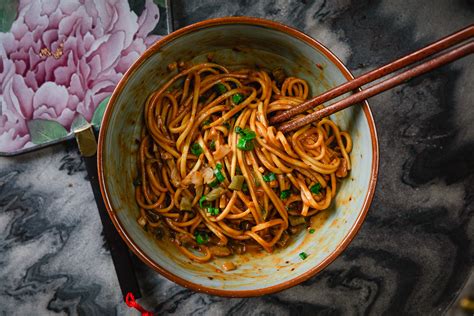  Spicy and Savory Jingzhou Hot Dried Noodles:  Dare Your Taste Buds to Embark on an Umami-Rich Adventure?