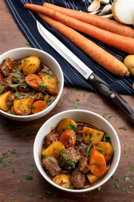  Beef and Potato Stew with Crispy Noodles: What Savory Indulgence Awaits Beneath Crunchy Delight?