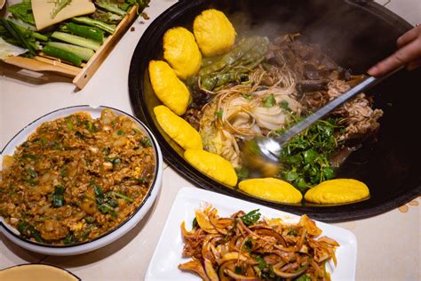  Benxi Iron Pot Stew: Where Rustic Charm Meets Explosion of Savory Flavors!