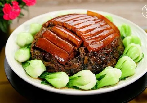  Braised Pork Belly with Preserved Mustard Greens: Can This Hearty Delight Transport You Straight to Linyi's Bustling Market Streets?