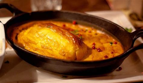 La Quenelle de Lyon: A Pillowy Cloud of Flavor Embraced by Creamy Velvety Sauce!