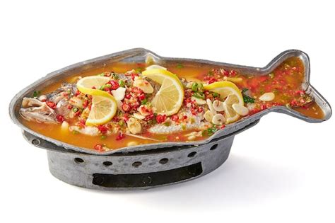  Steamed Sea Conch With Spicy Chili Sauce: Is This Fiery Delicacy From Beihai City A Must-Try for Seafood Lovers?